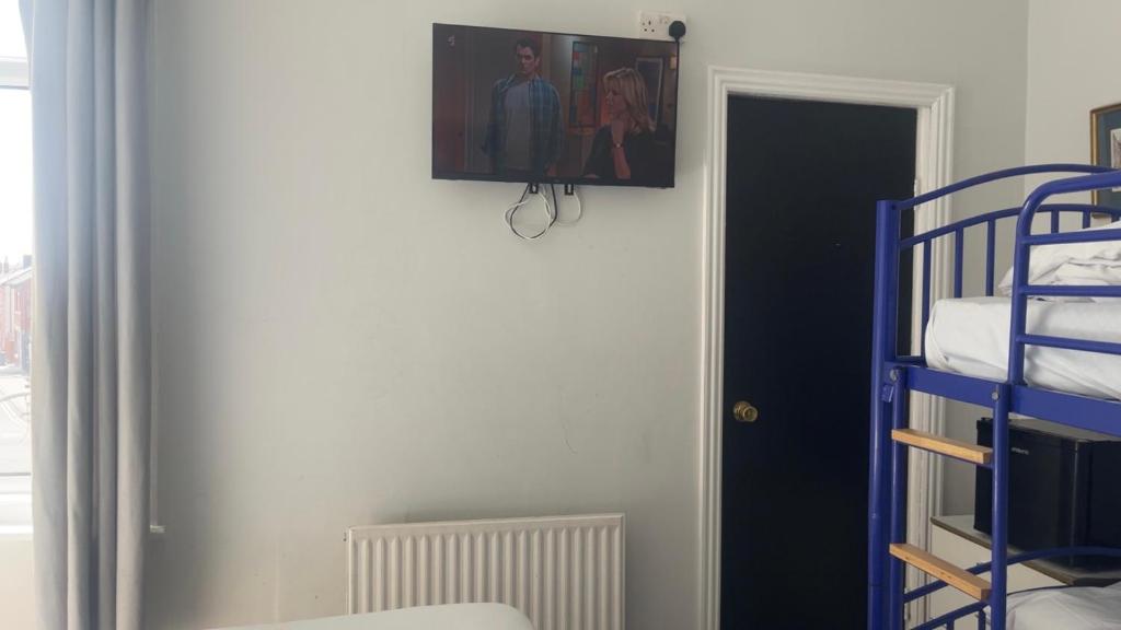 une pièce avec une porte et un tableau sur le mur dans l'établissement Wilgar Hotel, à Blackpool