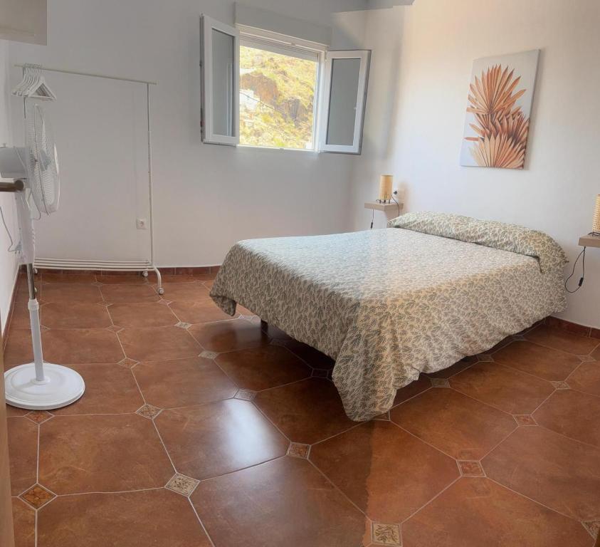 un dormitorio con una cama y una ventana en Paraiso de Anaga, en Santa Cruz de Tenerife