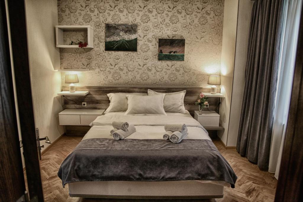 Un dormitorio con una cama con zapatos. en Hotel Four Brothers en Tiflis