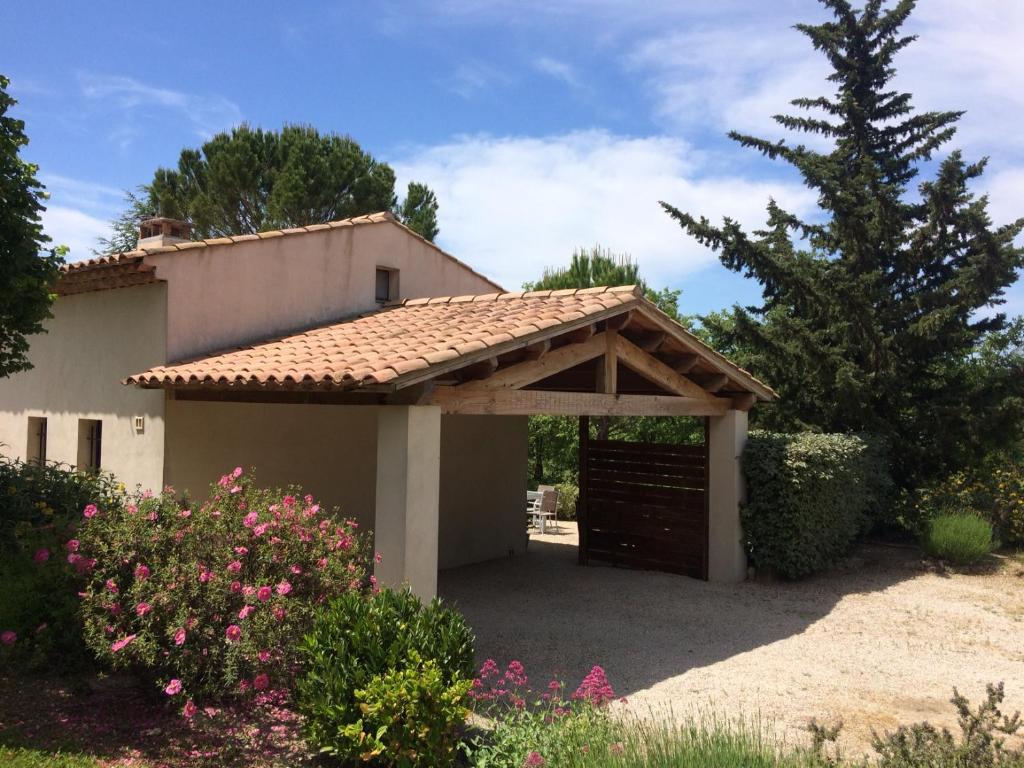 un garage avec une porte marron devant une maison dans l'établissement Le clos de la Touloubre, à Aix-en-Provence