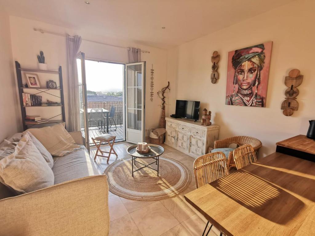 un salon avec un canapé et une table dans l'établissement Le Sarment Cottage - F3 Luxury with Pool, à La Croix-Valmer