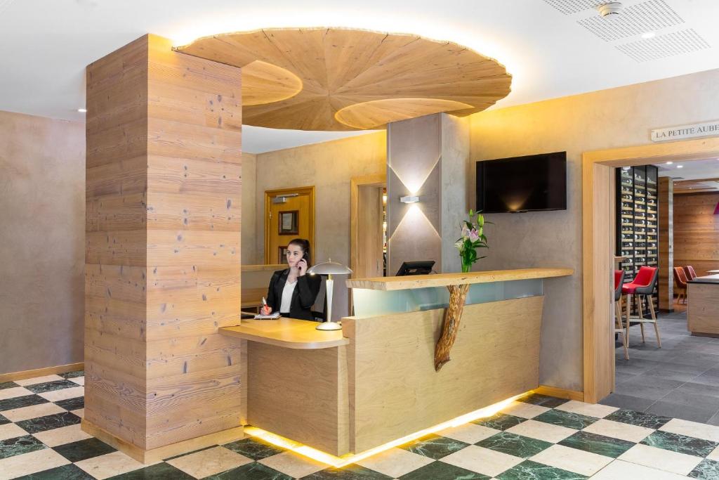 TV a/nebo společenská místnost v ubytování Hôtel Restaurant Logis Auberge Sundgovienne