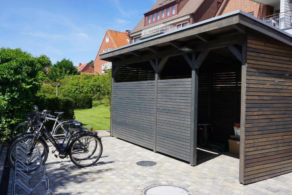 ユイストにあるStranddüne im Achterhusの自転車2台が駐車したガレージ