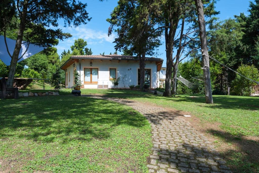 Taman di luar VILLA AUREA with private pool and park