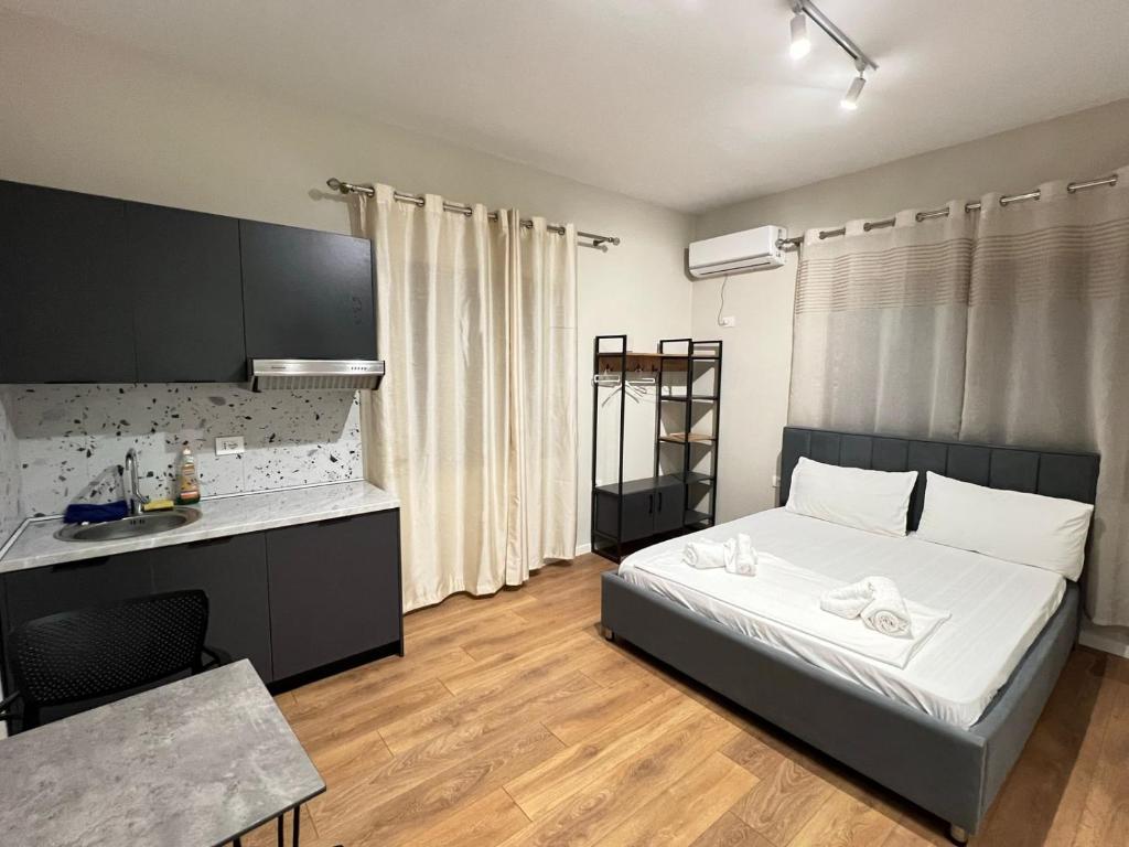 Uma cama ou camas num quarto em Serene Stay