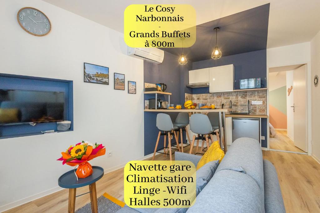 un salon avec un canapé et une cuisine dans l'établissement Le Cosy Narbonnais, à Narbonne