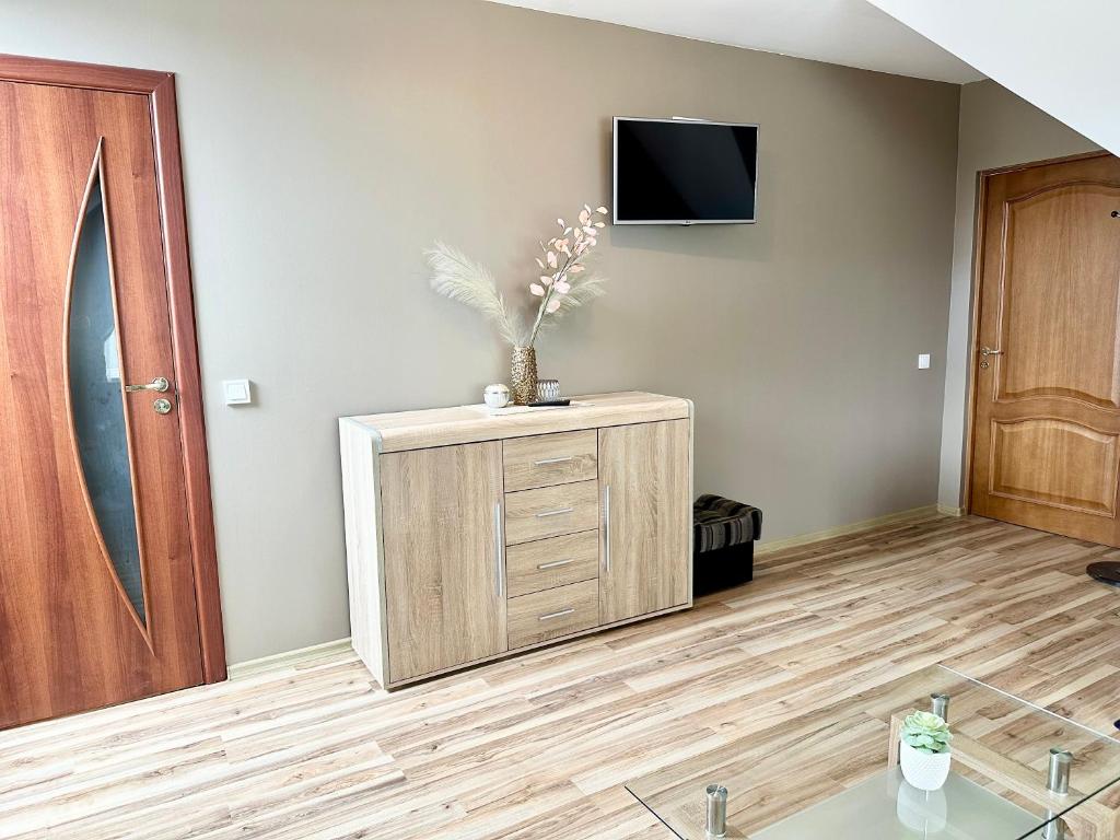 TV a/nebo společenská místnost v ubytování Villa Gāles Hotel