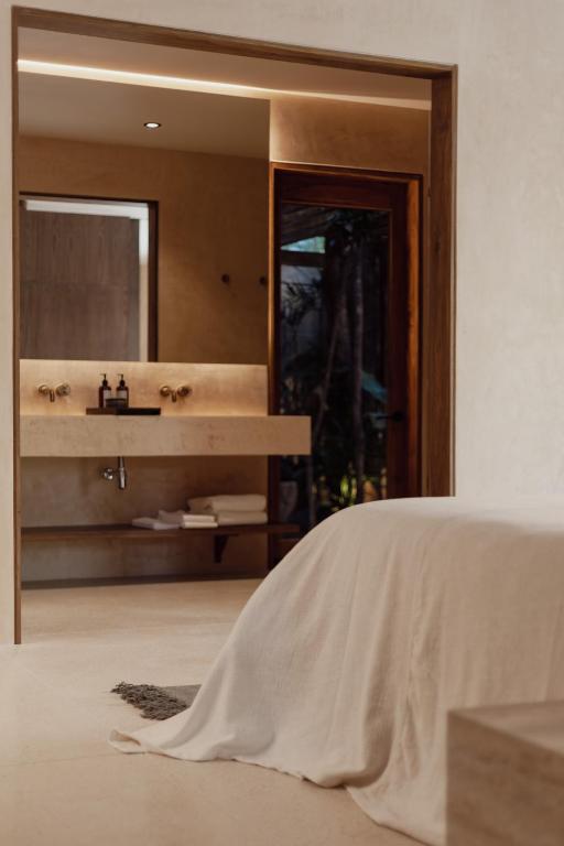 Postel nebo postele na pokoji v ubytování NABOA Hotel Tulum