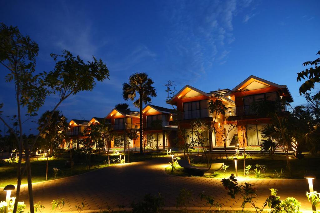 LA PALMERA في ذوثوكدي: منتجع في الليل مع الأضواء مضاءة