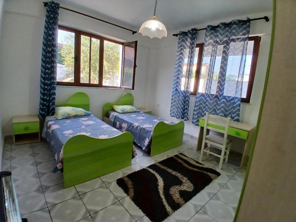 Postel nebo postele na pokoji v ubytování Friendship Dorms Hostel