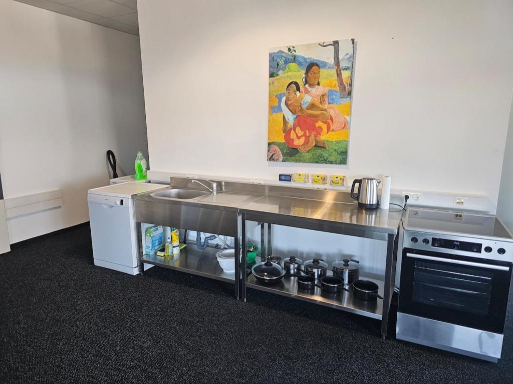 una cucina con bancone, piano cottura e lavandino di 140 sqm for 5 people near Mattsee a Lochen