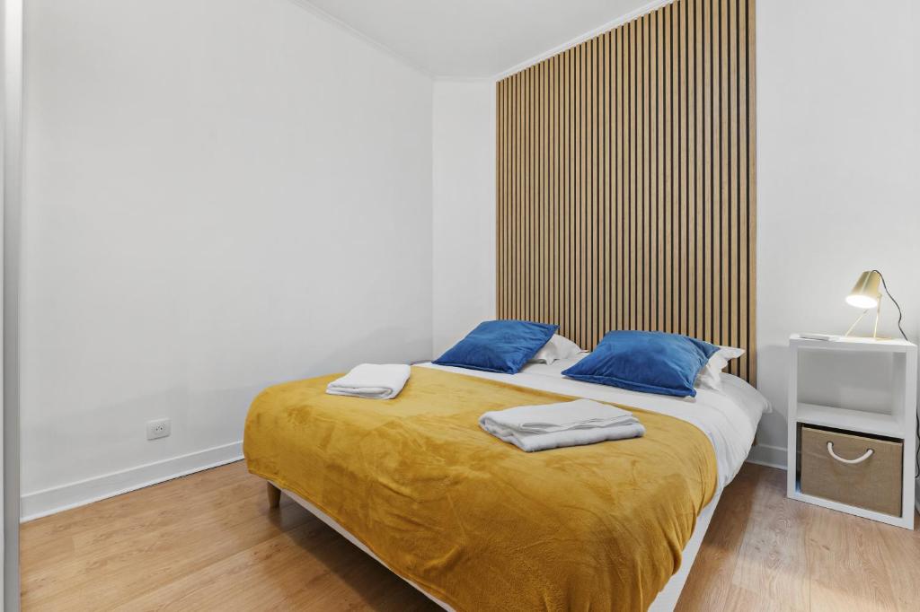 une chambre avec un lit avec deux oreillers bleus dans l'établissement Centre de Cannes 2 Bedrooms, 131 Rue d'Antibes à 5 minutes du palais, à Cannes