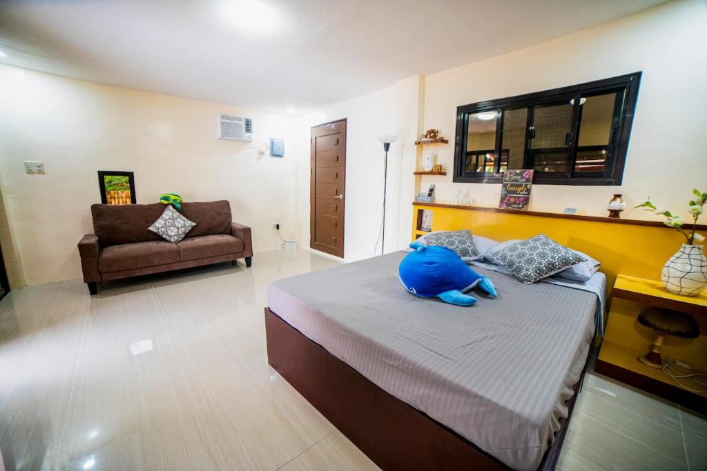 Letto o letti in una camera di Exclusive Beachfront House with Pool Batangas 16pax