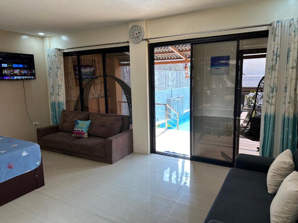 Area soggiorno di Exclusive Beachfront House with Pool Batangas 16pax