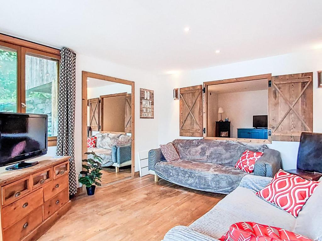 un salon avec un canapé et une télévision dans l'établissement Apartment Bellentre Chalet le Pommier 5 by Interhome, à Bellentre