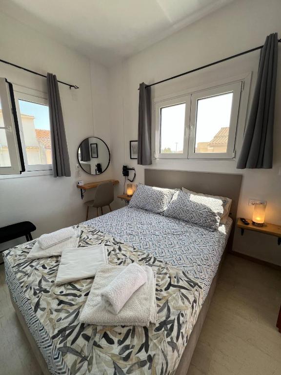 Postel nebo postele na pokoji v ubytování Yanna's Apartments