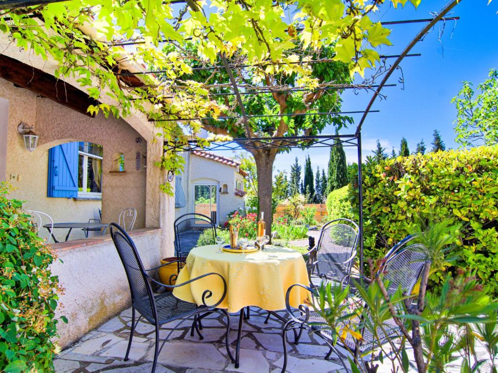 Κήπος έξω από το Holiday Home Villa Datcha by Interhome