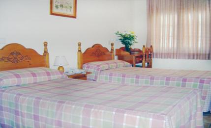 Dos camas en una habitación de hotel con dos en Hotel Miraflores, en Alcobendas