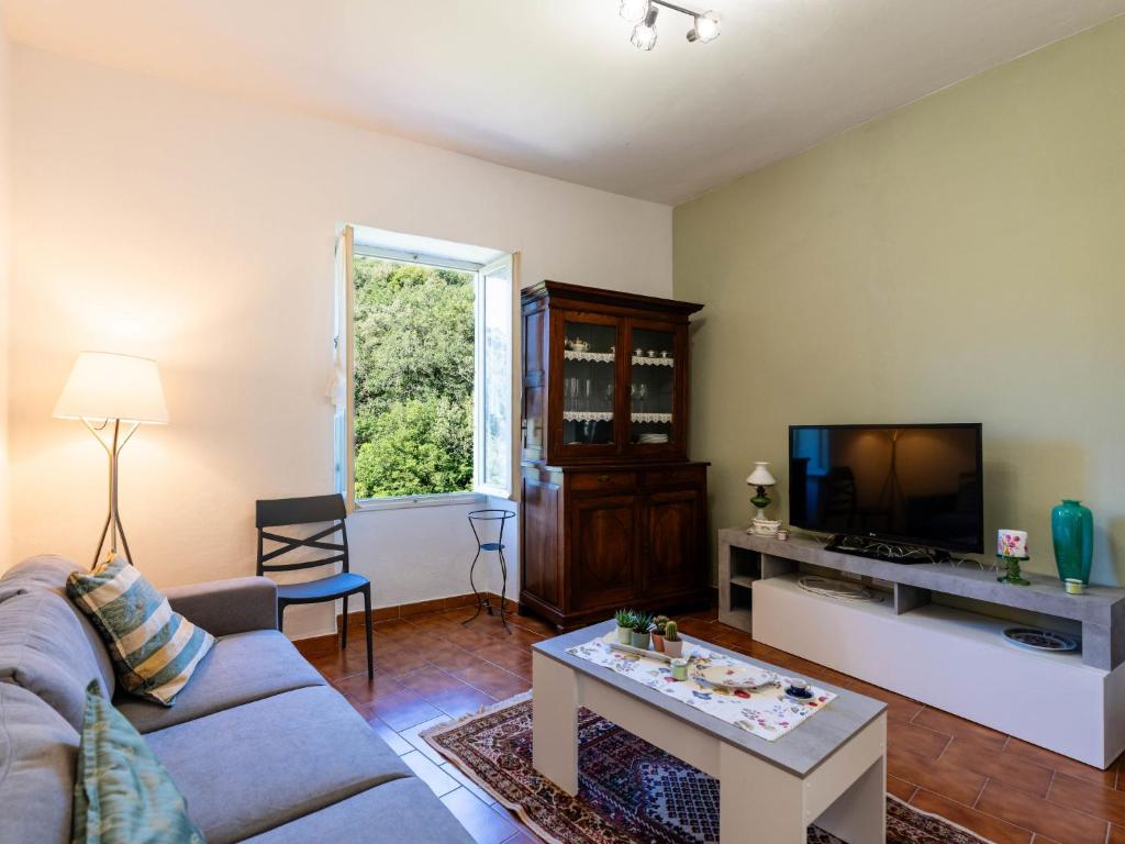 Μια τηλεόραση ή/και κέντρο ψυχαγωγίας στο Apartment Schöner Augenblick by Interhome