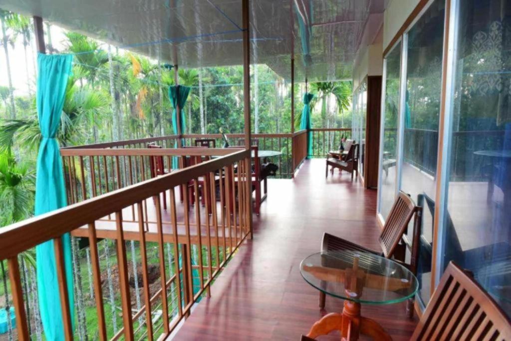 Balkón nebo terasa v ubytování GreensVista Wayanad AC Pillar Homestay near Natural Stream and Amazing View