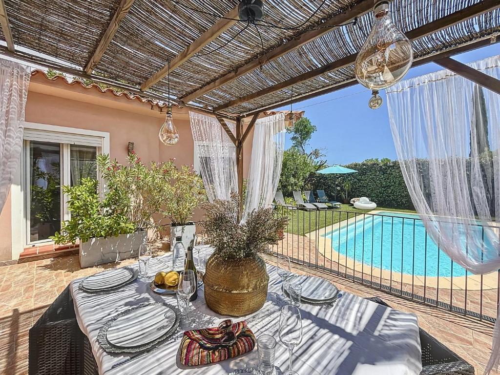 un patio avec une table et une piscine dans l'établissement Villa Fautea Romance, à Fautea