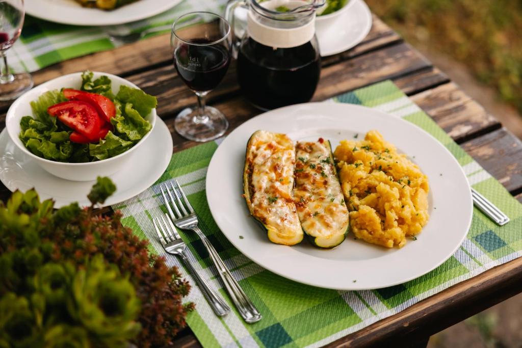 un tavolo con un piatto di cibo su un tavolo di Eko Homestead Luka - Escape Room, Archery, BBQ, Rafting and more - a Vrh pri Fari