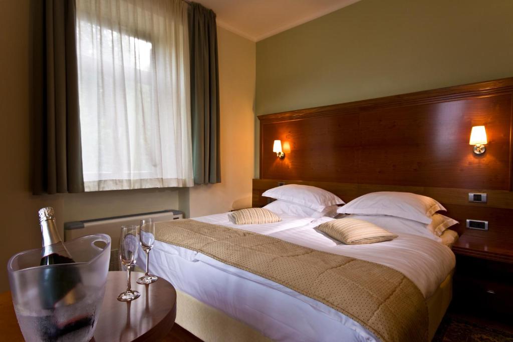 Postel nebo postele na pokoji v ubytování Hotel Lovec