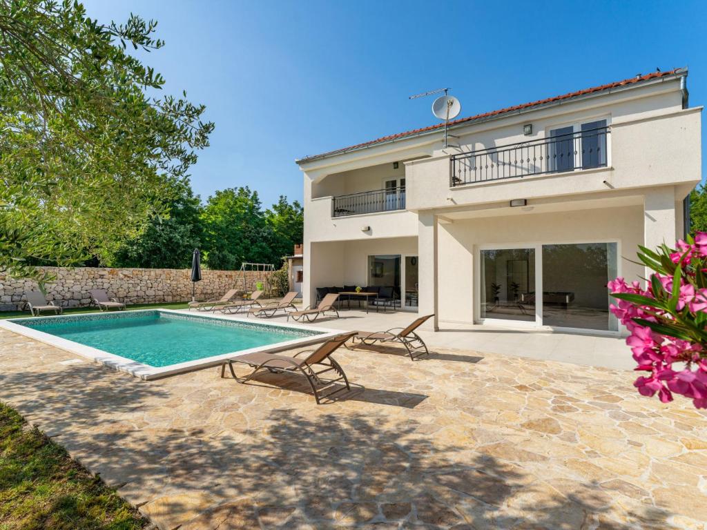 Bazén v ubytování Holiday Home Vujuša by Interhome nebo v jeho okolí