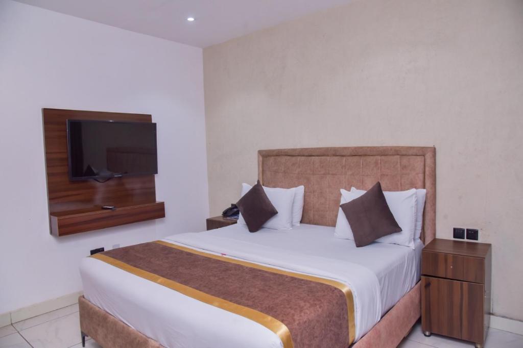 Postel nebo postele na pokoji v ubytování Formula 2 Hotels and Suites