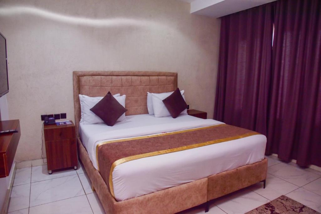 Postel nebo postele na pokoji v ubytování Formula 2 Hotels and Suites