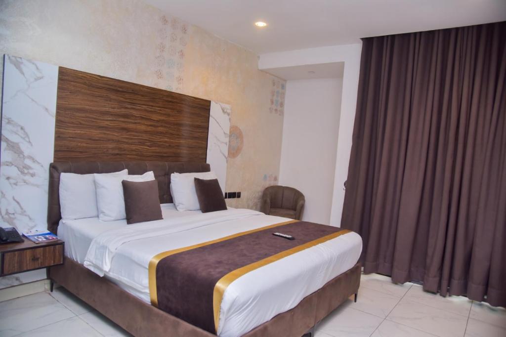 Postel nebo postele na pokoji v ubytování Formula 2 Hotels and Suites