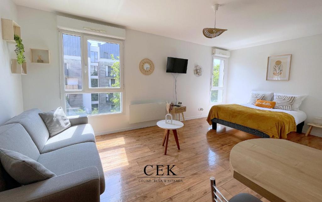 un salon avec un canapé et un lit dans l'établissement DAM3 - Studio 4 pers - Disneyland Paris RER, à Montévrain