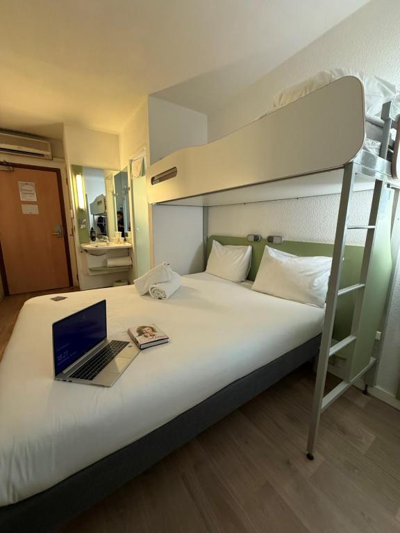 Postel nebo postele na pokoji v ubytování ibis budget Leeds Centre Crown Point Road
