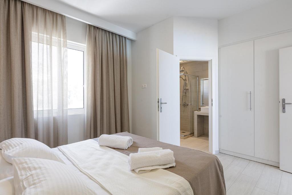 Posteľ alebo postele v izbe v ubytovaní Petres Villas