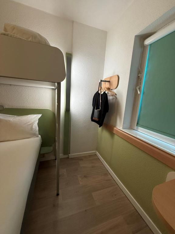 Postel nebo postele na pokoji v ubytování ibis budget Leeds Centre Crown Point Road