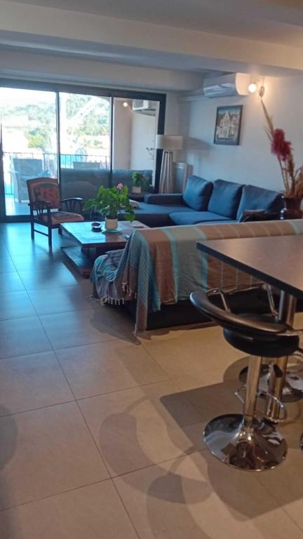 un salon avec un canapé et une table dans l'établissement Bel appartement Spacieux, à Port-Vendres