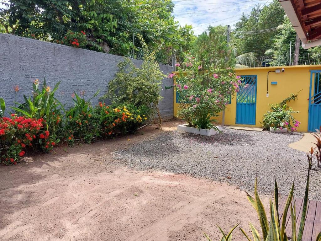 a garden with flowers and a yellow building at Recanto da Vovó - 3 Quartos in Santarém