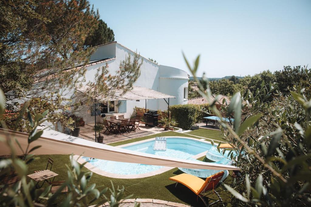 an external view of a house with a swimming pool at Villa les trois pins in Venelles