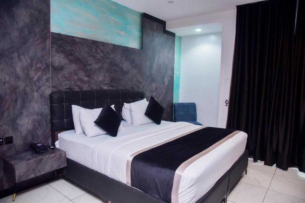 Postel nebo postele na pokoji v ubytování Formula 2 Hotels and Suites