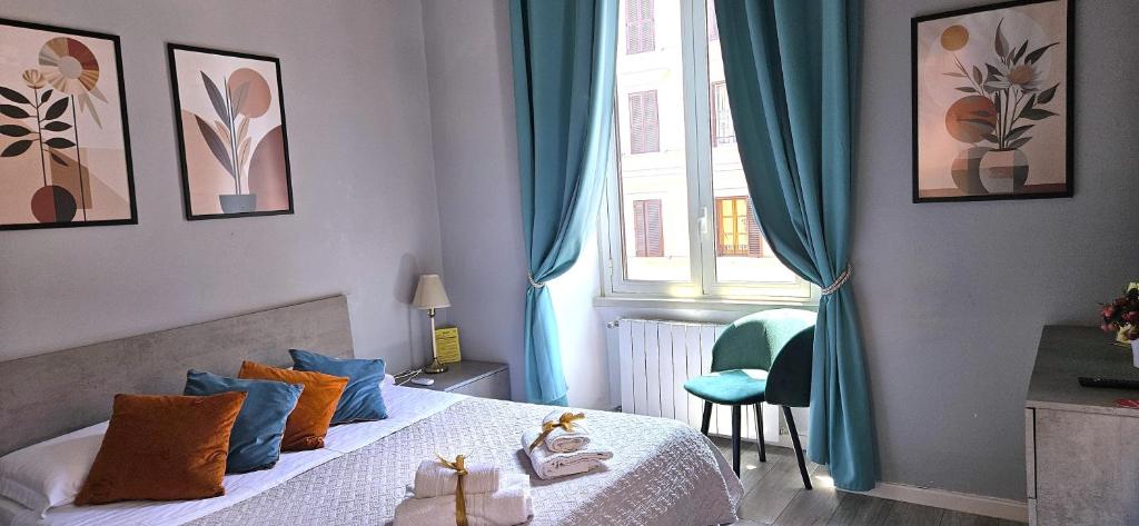 um quarto com uma cama com cortinas azuis e uma janela em GIRASOLE SUITES em Roma