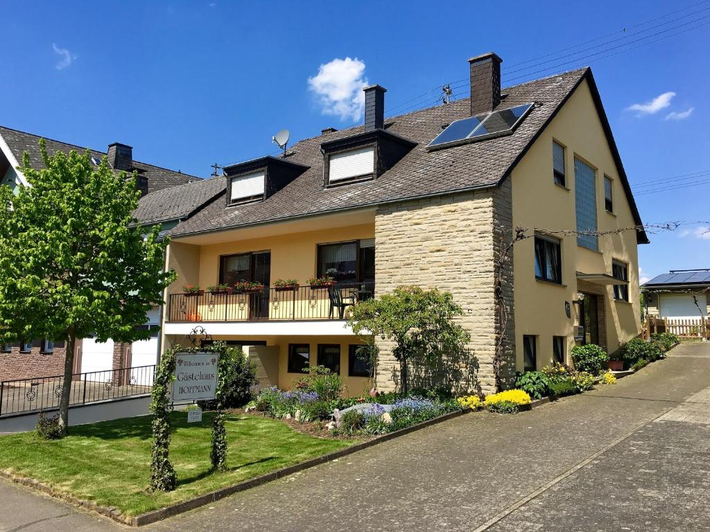 ein Haus mit einem Schild davor in der Unterkunft Gästehaus Hoffmann in Detzem