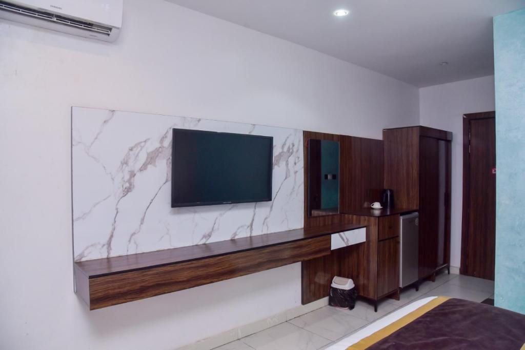 TV a/nebo společenská místnost v ubytování Formula 2 Hotels and Suites