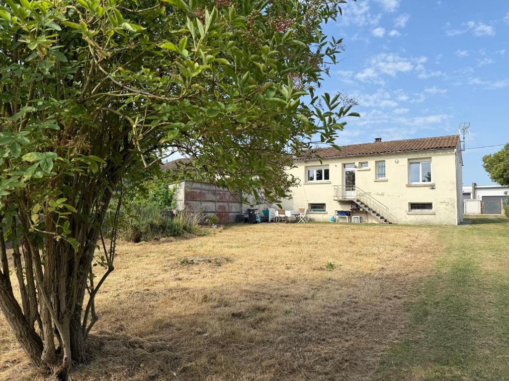 Photo de la galerie de l'établissement Maison Desclaude avec jardin, à Saintes