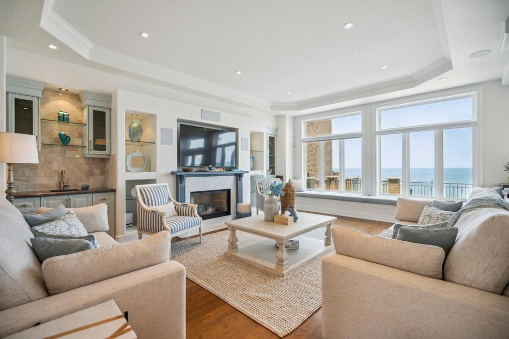 Χώρος καθιστικού στο Lakeside Villa