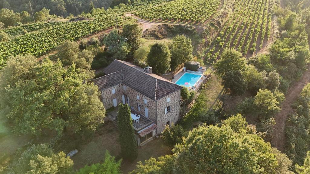 une vue aérienne d'une maison avec piscine dans l'établissement Maison de caractère, à Chambonas