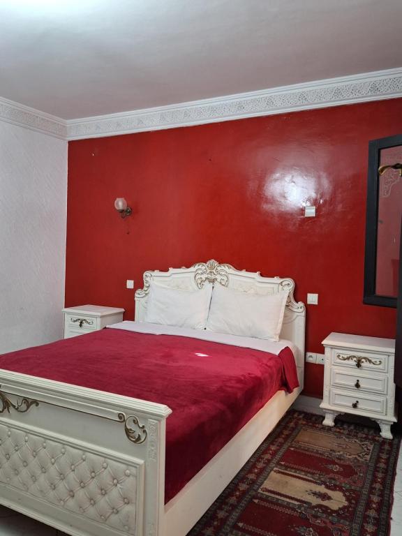 Łóżko lub łóżka w pokoju w obiekcie Riad Baddi