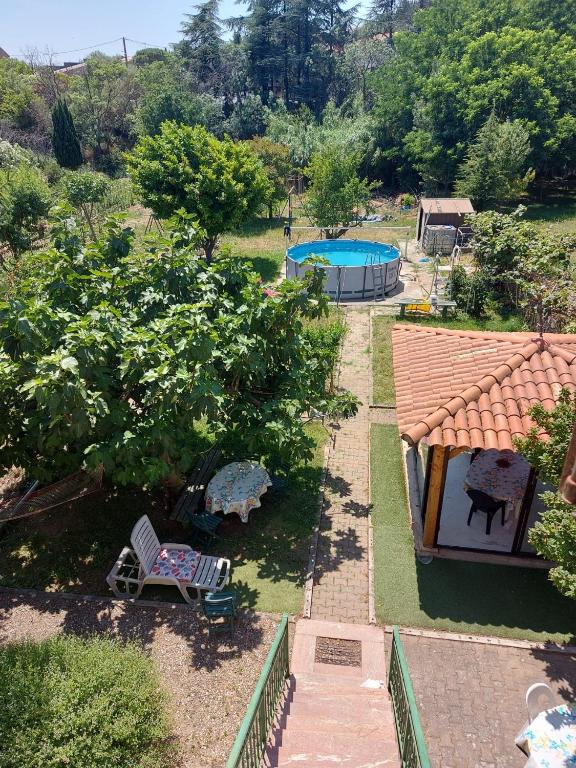 - une vue aérienne sur une cour avec une piscine dans l'établissement Villa Aimé, à Caunes-Minervois