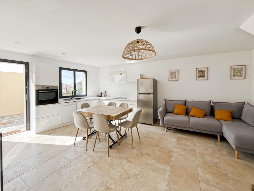 un salon avec un canapé et une table dans l'établissement Belle maison de village Corbara, à Corbara