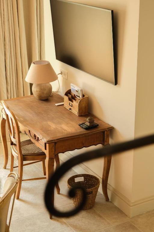 TV a/nebo společenská místnost v ubytování L'Abbaye Hôtel