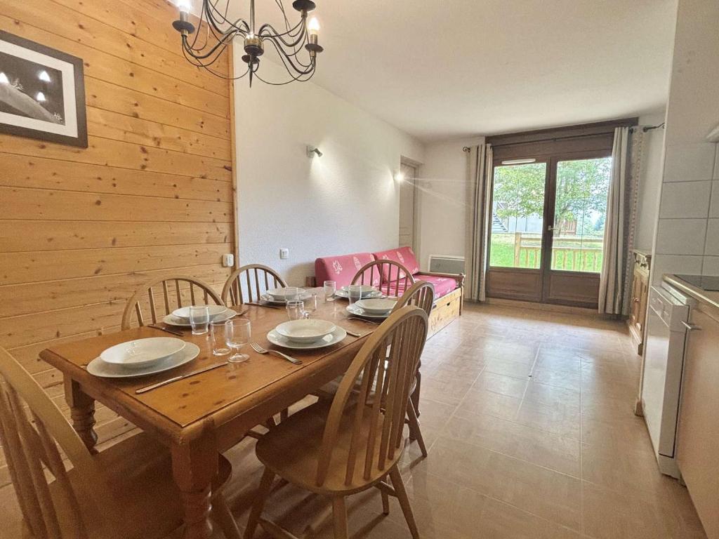 une salle à manger avec une table et des chaises en bois dans l'établissement Appartement 3 pièces à Flumet pour 6, terrasse et parking - FR-1-603-123, à Flumet